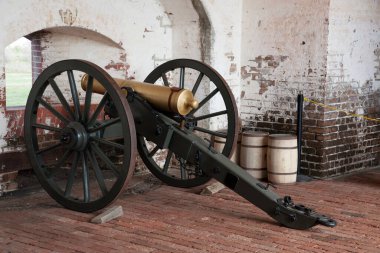 Tuğla kaledeki top.