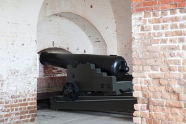 Tuğla kaledeki top.