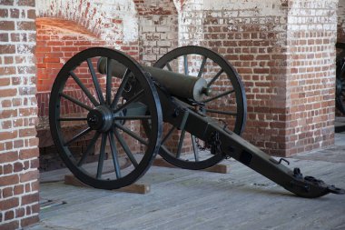 Tuğla kaledeki top.