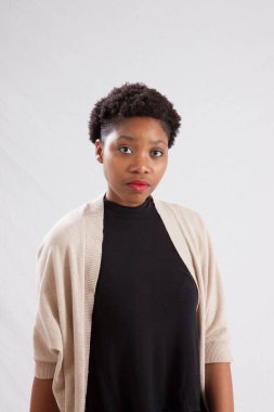 Süveter giyen düşünceli bir kadın.