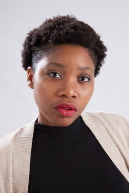 Süveter giyen düşünceli bir kadın.