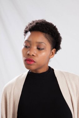 Güzel bir kadın düşünceli.