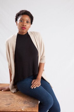 Tahta masada oturan düşünceli kadın.