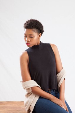 Tahta masada oturan düşünceli kadın.