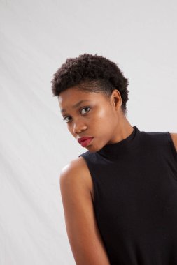 Güzel bir kadın düşünceli.