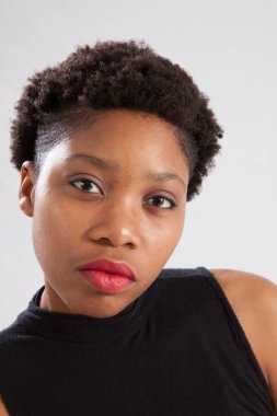 Güzel bir kadın düşünceli.