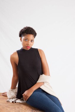 Güzel siyah kadın sessizce oturuyor.