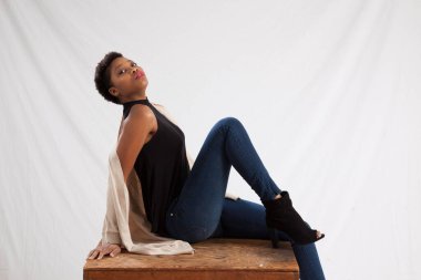 Güzel siyah kadın sessizce oturuyor.