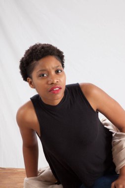 Güzel siyah kadın sessizce oturuyor.
