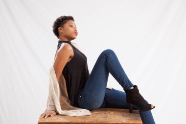 Güzel siyah kadın sessizce oturuyor.