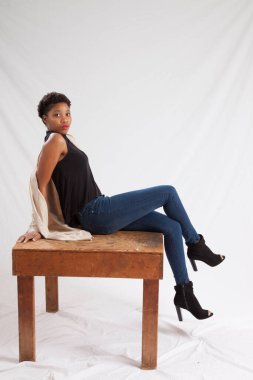 Güzel siyah kadın sessizce oturuyor.