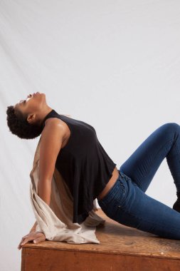 Güzel siyah kadın sessizce oturuyor.