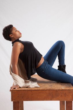 Güzel siyah kadın sessizce oturuyor.