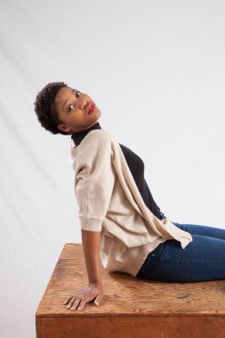 Güzel siyah kadın sessizce oturuyor.