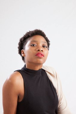 Güzel kadın düşünceli görünüyor.