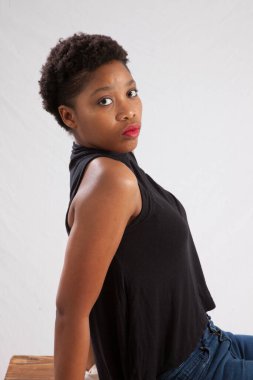 Güzel siyah kadın sessizce oturuyor.