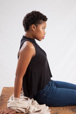 Güzel siyah kadın sessizce oturuyor.