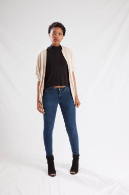 Güzel kadın düşünceli görünüyor.