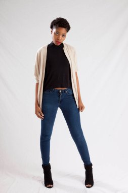 Güzel kadın düşünceli görünüyor.