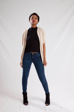 Güzel kadın düşünceli görünüyor.