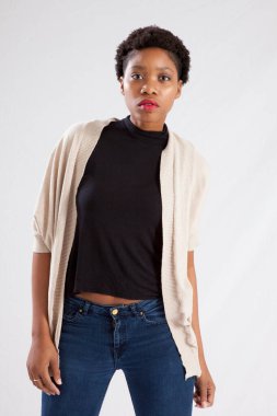 Güzel kadın düşünceli görünüyor.