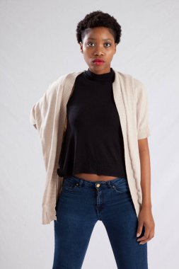 Güzel kadın düşünceli görünüyor.