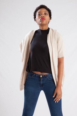 Güzel kadın düşünceli görünüyor.