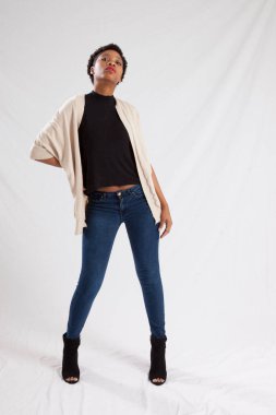 Güzel kadın düşünceli görünüyor.