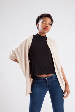 Güzel kadın düşünceli görünüyor.