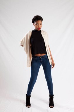 Güzel kadın düşünceli görünüyor.