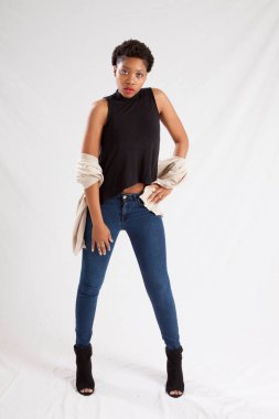 Güzel bir kadın düşünceli bir ruh hali içinde