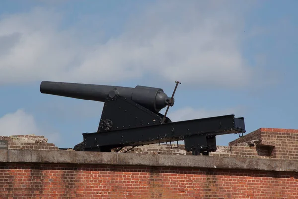 Пушка Кирпичной Стене — стоковое фото