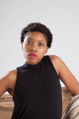 Güzel bir kadın düşünceli bir ruh hali içinde