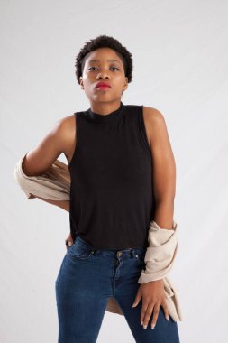 Güzel bir kadın düşünceli bir ruh hali içinde