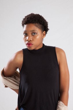 Güzel bir kadın düşünceli bir ruh hali içinde