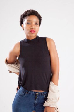 Güzel bir kadın düşünceli bir ruh hali içinde