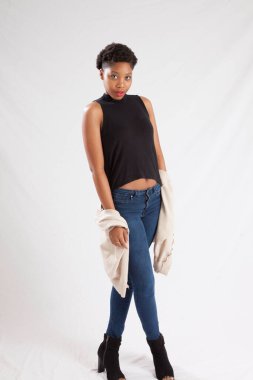 Güzel kadın dalgın görünüyor.