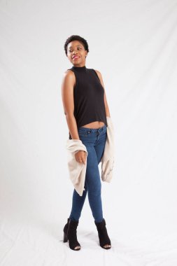 Gülümseyen güzel bir kadın