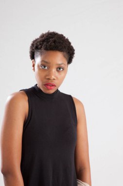 Güzel kadın dalgın görünüyor.