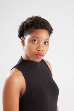 Güzel kadın dalgın görünüyor.