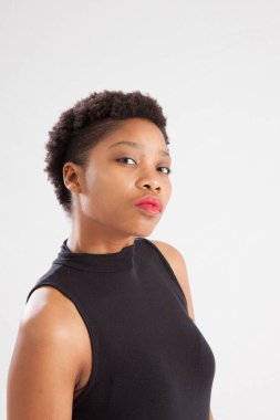 Güzel kadın dalgın görünüyor.