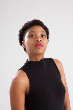 Güzel kadın dalgın görünüyor.