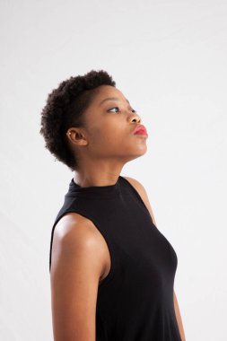 Güzel kadın dalgın görünüyor.