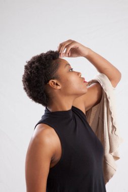 Güzel kadın dalgın görünüyor.