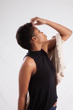 Güzel kadın dalgın görünüyor.