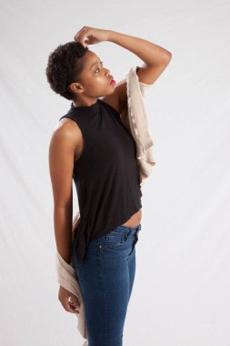 Güzel kadın düşünceli görünüyor.