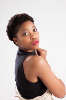 Güzel kadın düşünceli görünüyor.