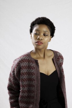 Güzel kadın düşünceli görünüyor.