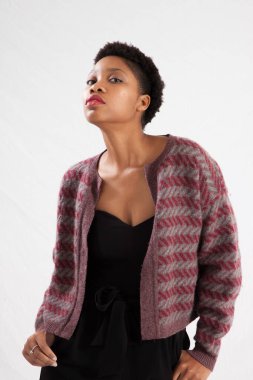 Güzel kadın düşünceli görünüyor.