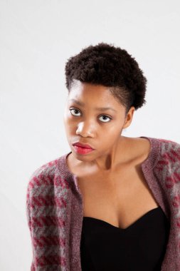 Güzel kadın düşünceli görünüyor.